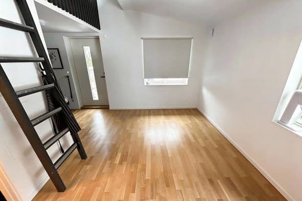 Nybyggt attefallshus nära natur & bad