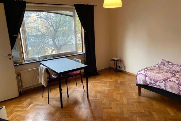 Central etta nära stationen – inkl. el & wifi